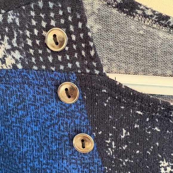 Navy and Blue Patterned Blouse - Picture 4 of 7